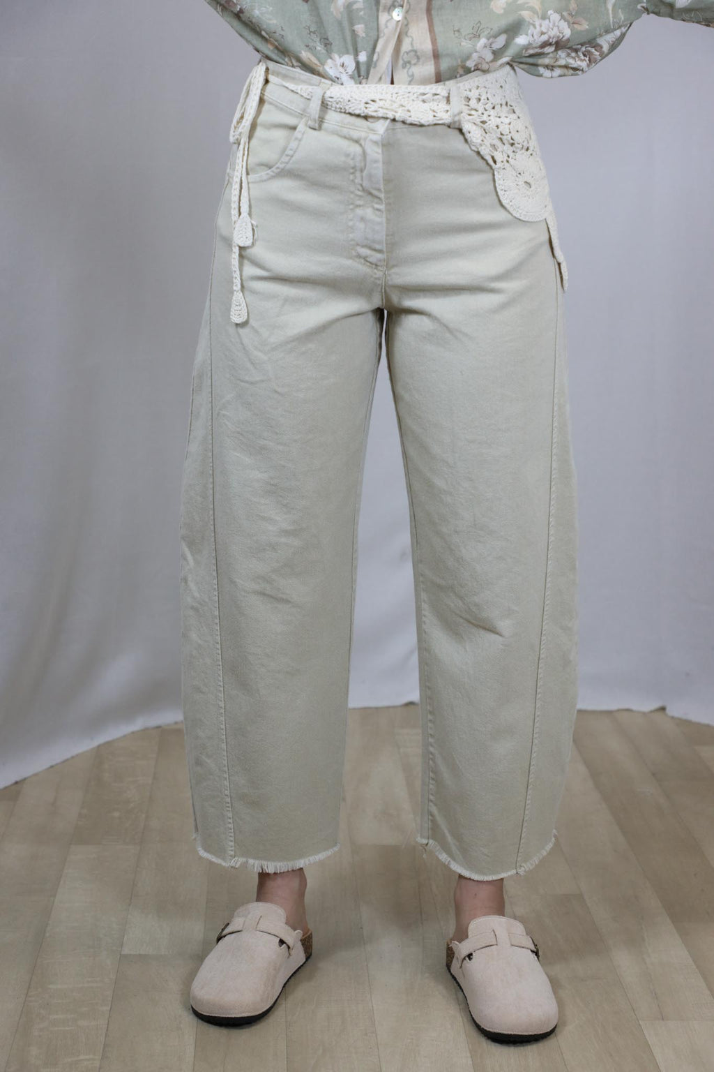 Pantalone cropped con bandana ricamata