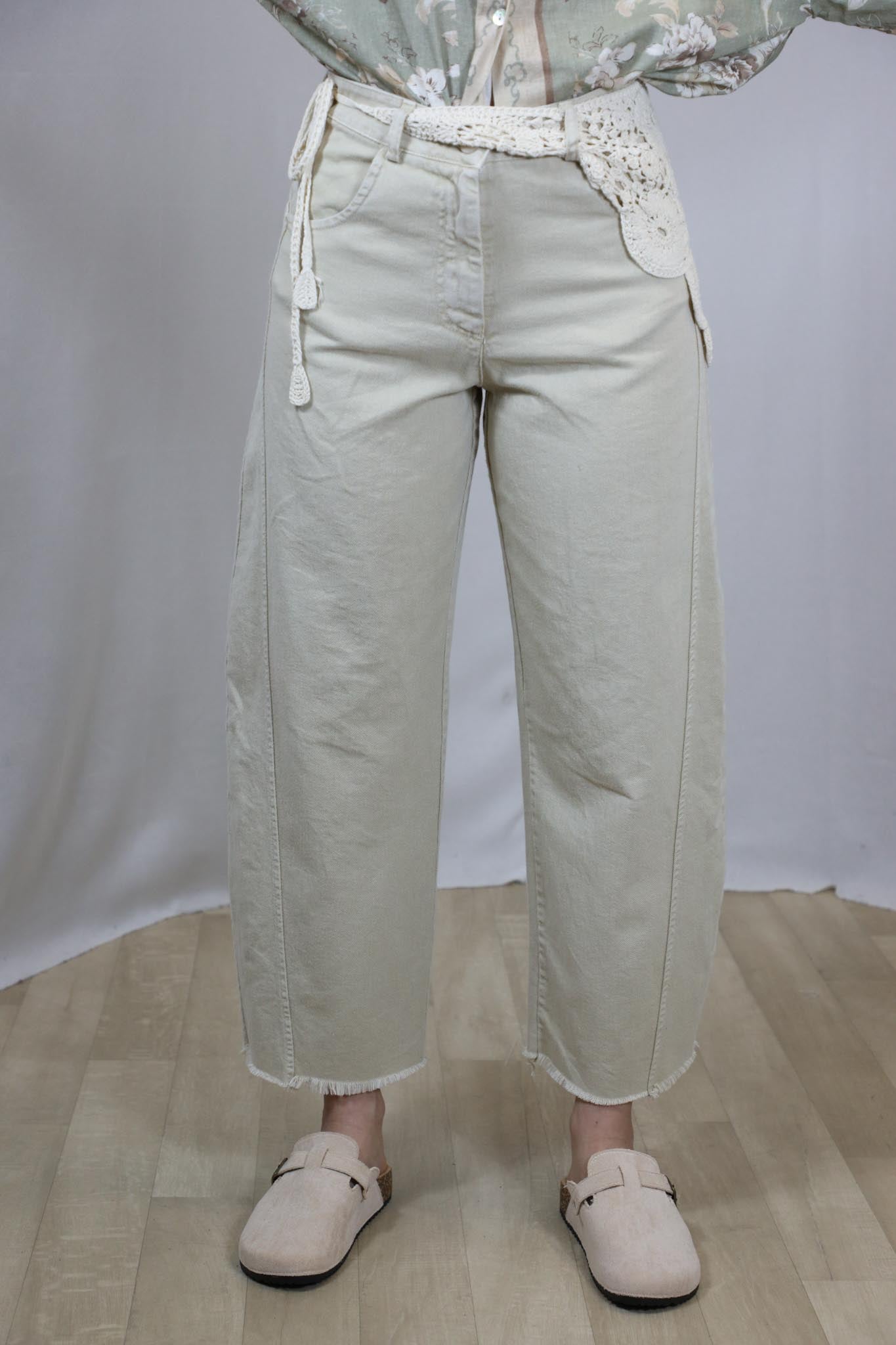Pantalone cropped con bandana ricamata