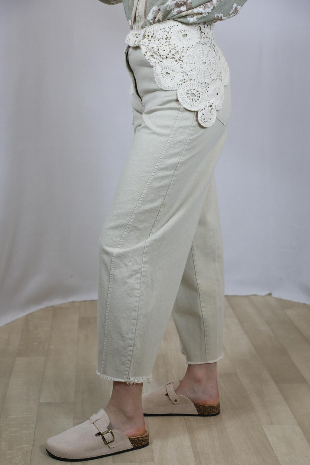 Pantalone cropped con bandana ricamata