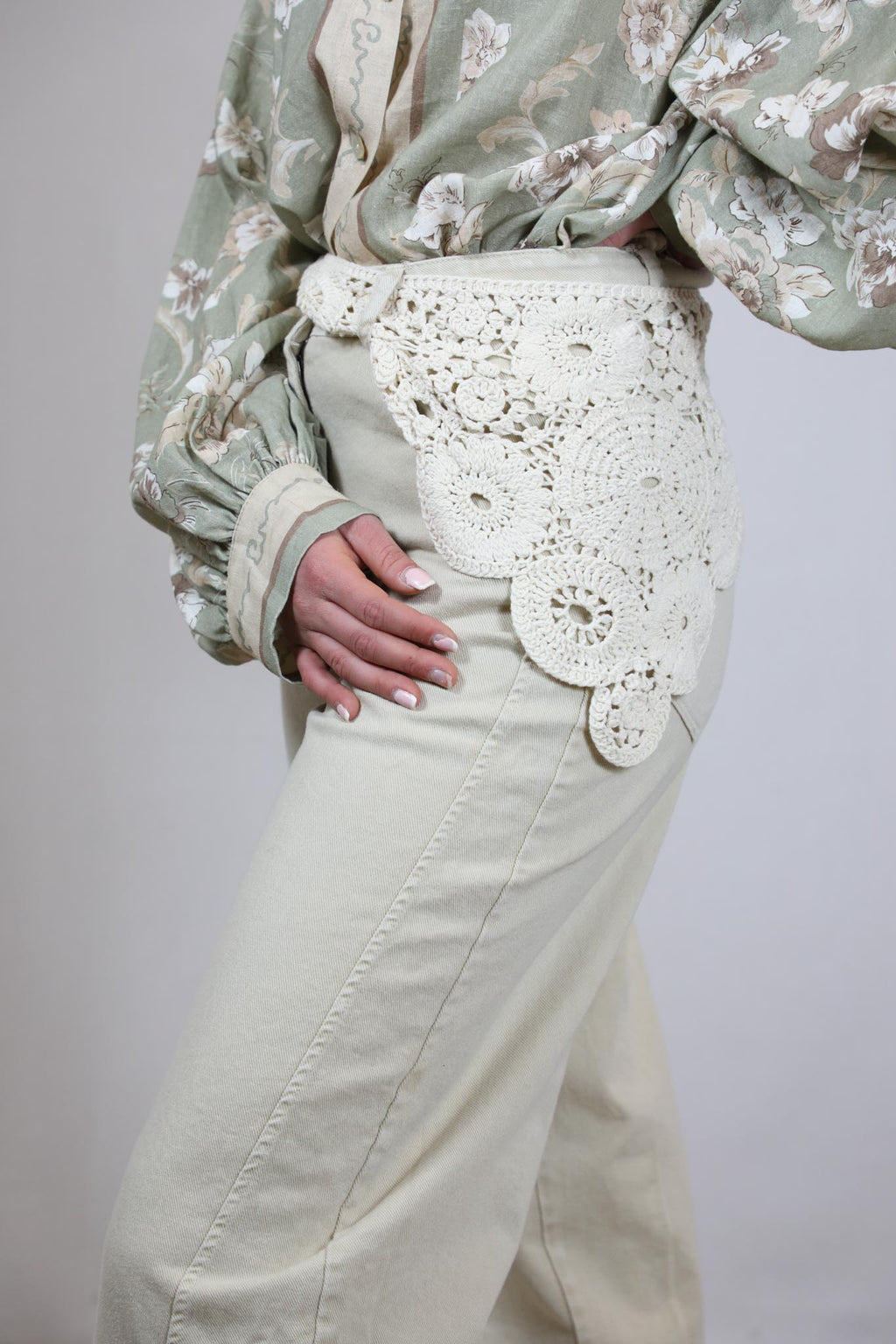 Pantalone cropped con bandana ricamata