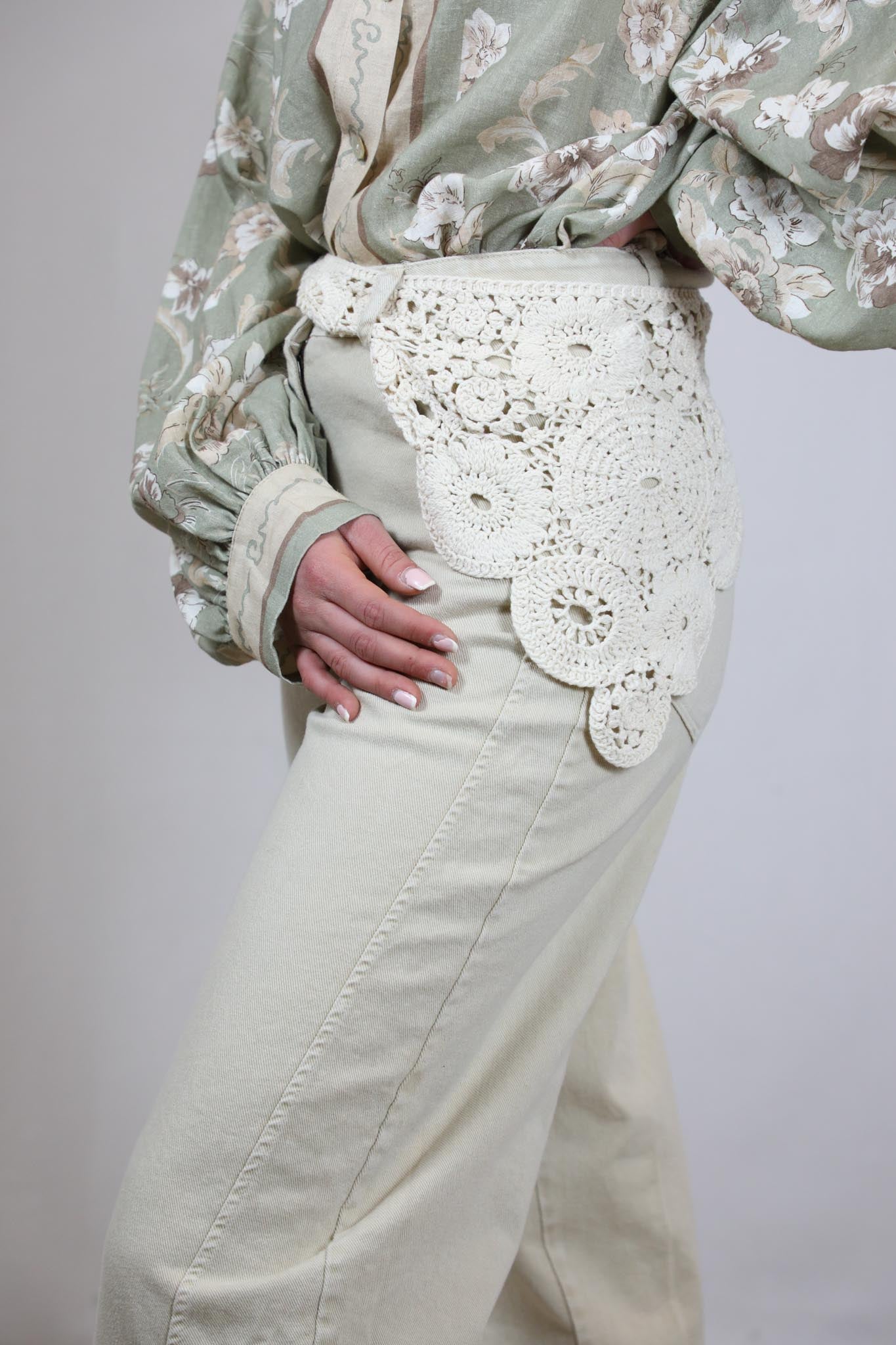 Pantalone cropped con bandana ricamata