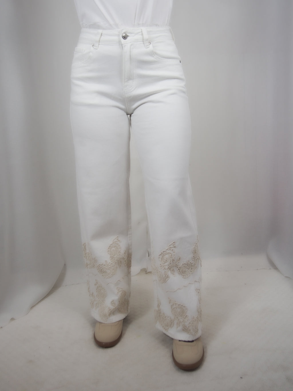 Jeans Bianco con  Ricamo Fiore