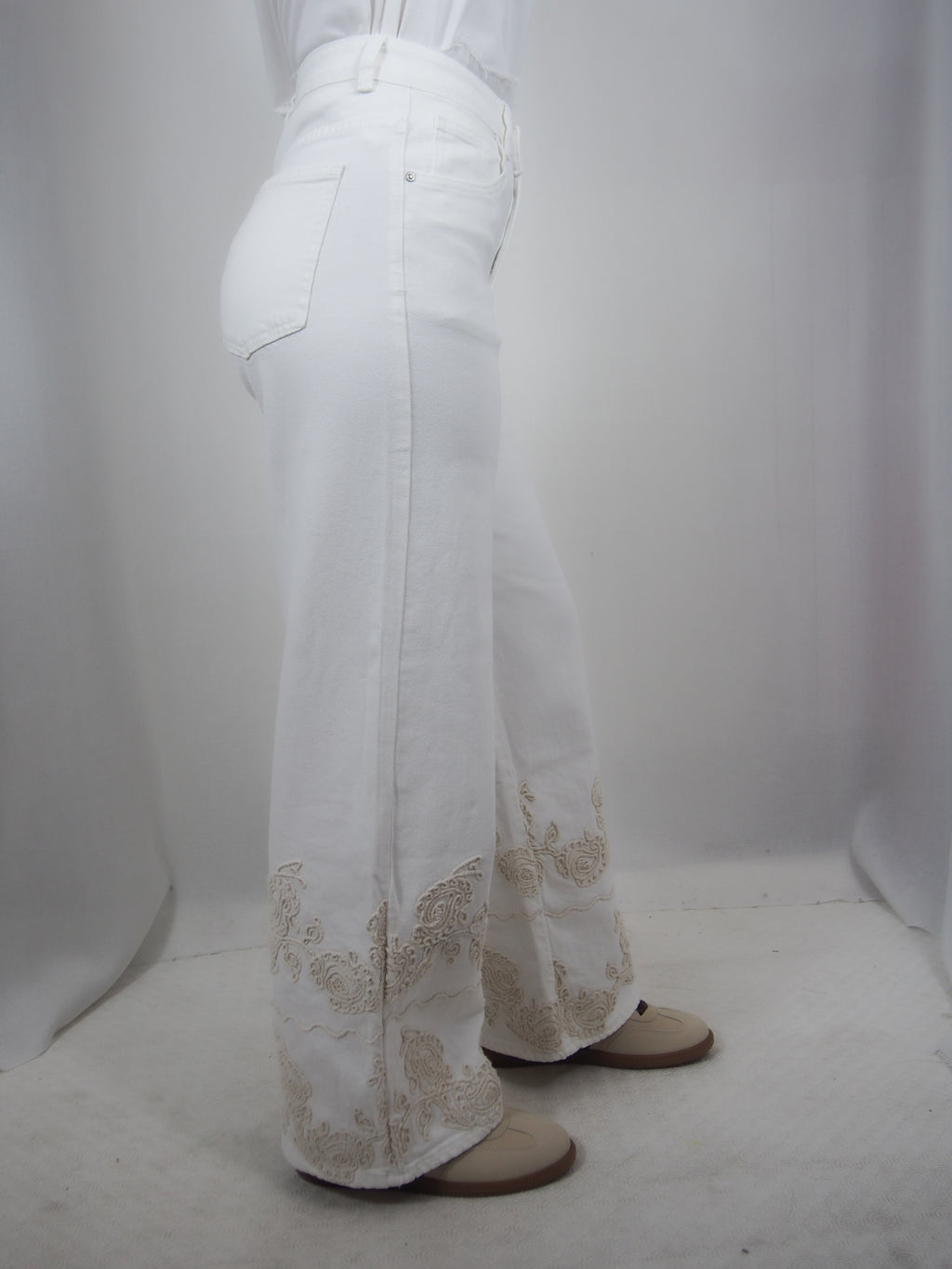 Jeans Bianco con  Ricamo Fiore