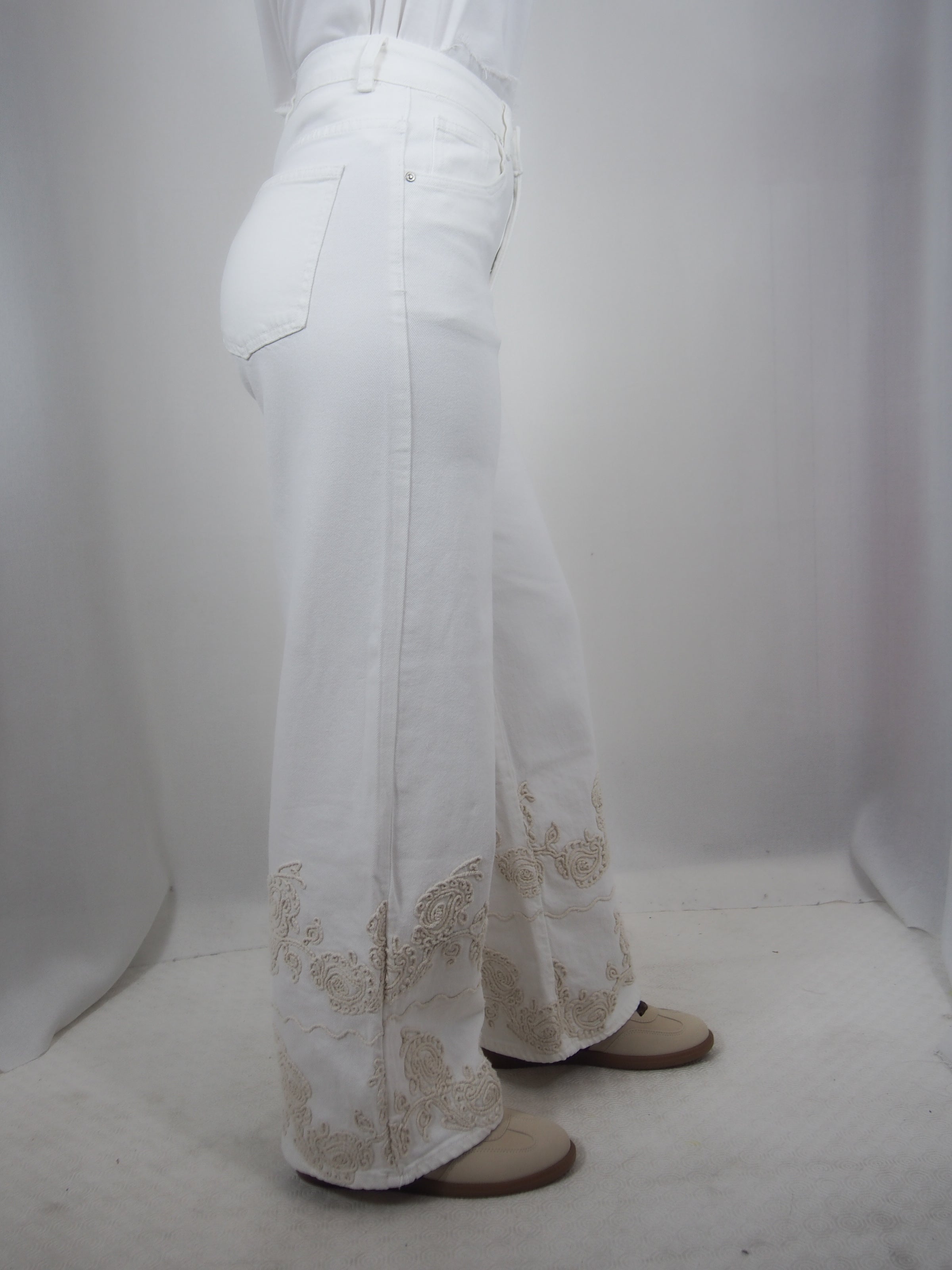 Jeans Bianco con  Ricamo Fiore