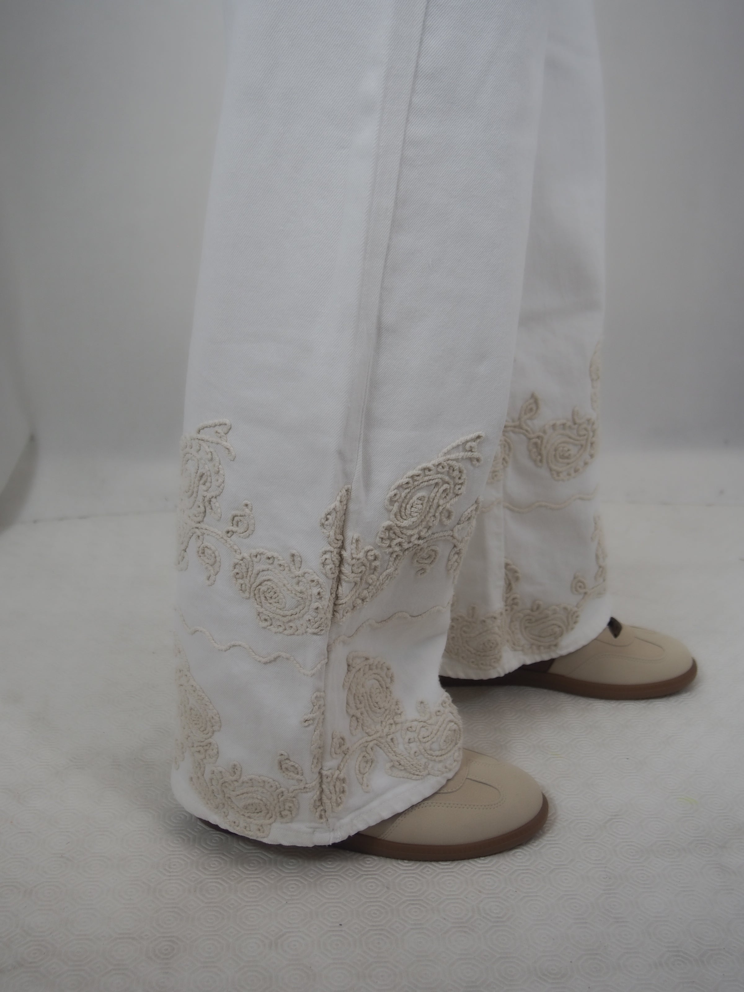 Jeans Bianco con  Ricamo Fiore