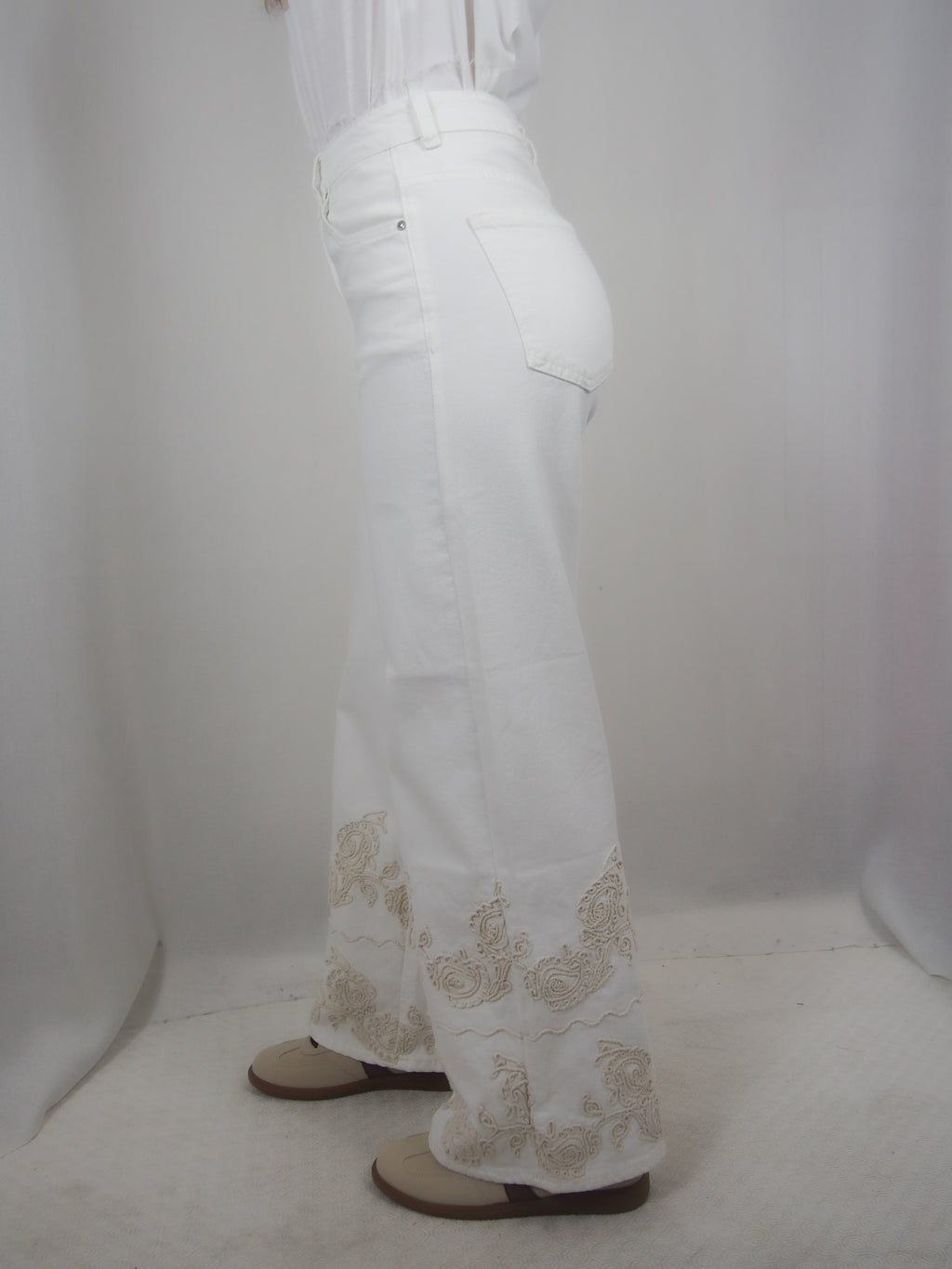 Jeans Bianco con  Ricamo Fiore