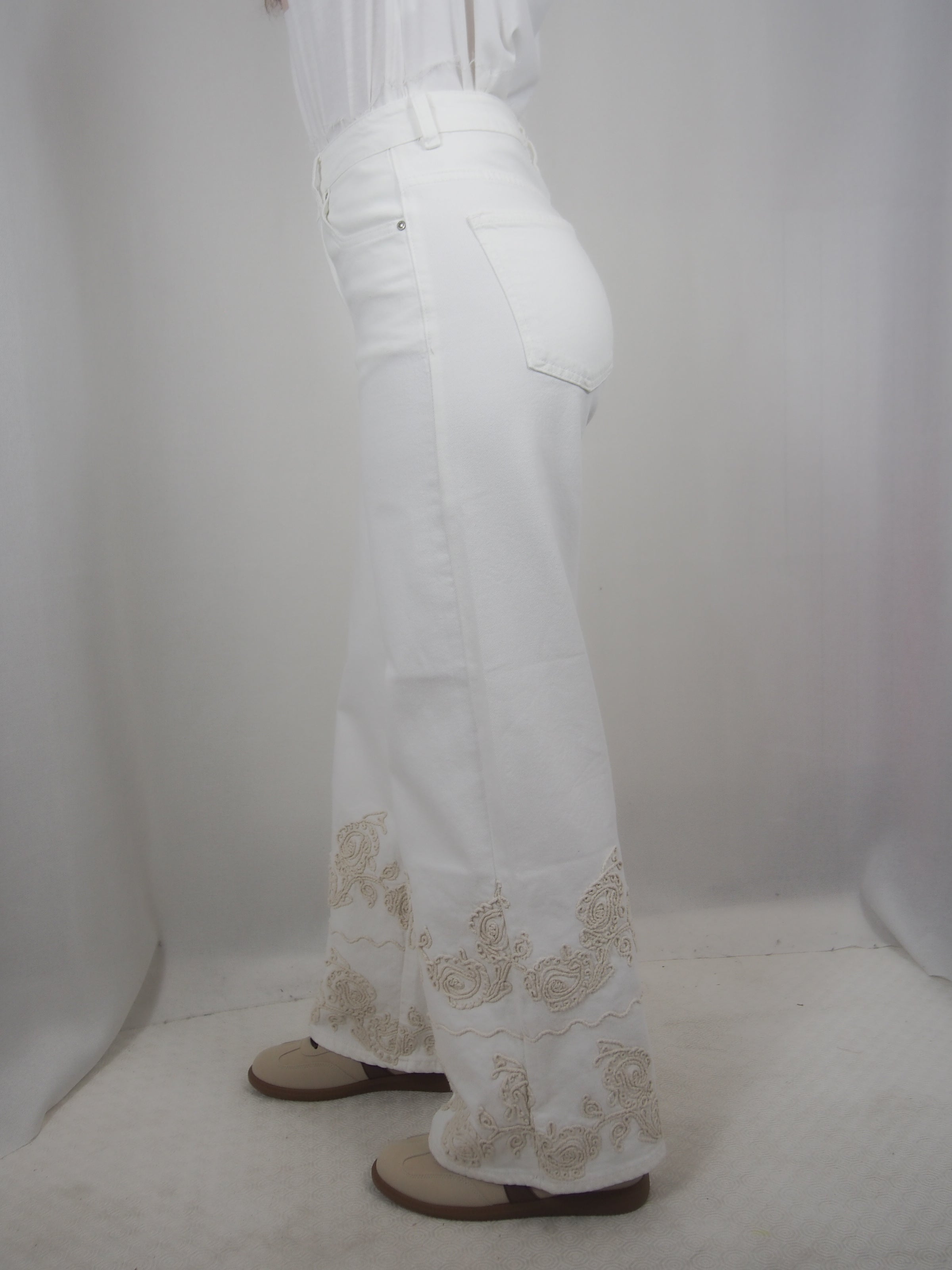 Jeans Bianco con  Ricamo Fiore